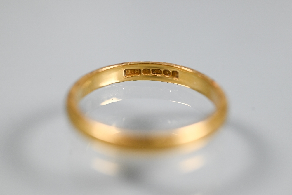 A 22ct yellow gold wedding band with engraved edge, size M, approx 3.2g - Image 2 of 3