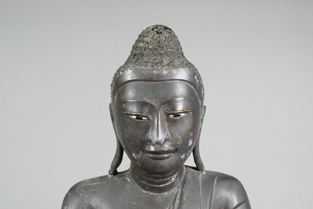 A large 19th century Burmese Mandalay style bronze Shakyamuni Buddha, seated in the lotus position - Image 4 of 12
