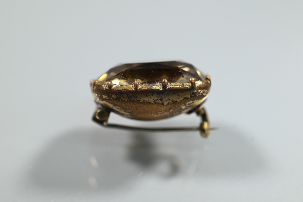 A Georgian foil back brooch set with a cushion-cut rock crystal, the unmarked yellow metal brooch - Image 4 of 4