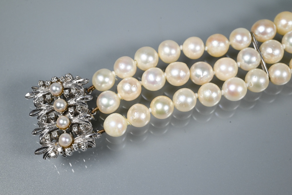 A pearl bracelet, the three-rows of cultured pearls knotted throughout onto fancy white metal set - Image 2 of 5