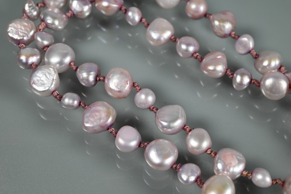 Two Baroque pearl necklaces, one white 50 cm long, the other pink, 45 cm (closed), both knotted - Image 5 of 5