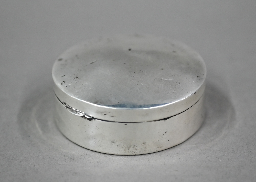 A circular silver ring box, Henry Clifford Davies, Birmingham 1910, 5.8cm diameter - Image 2 of 4