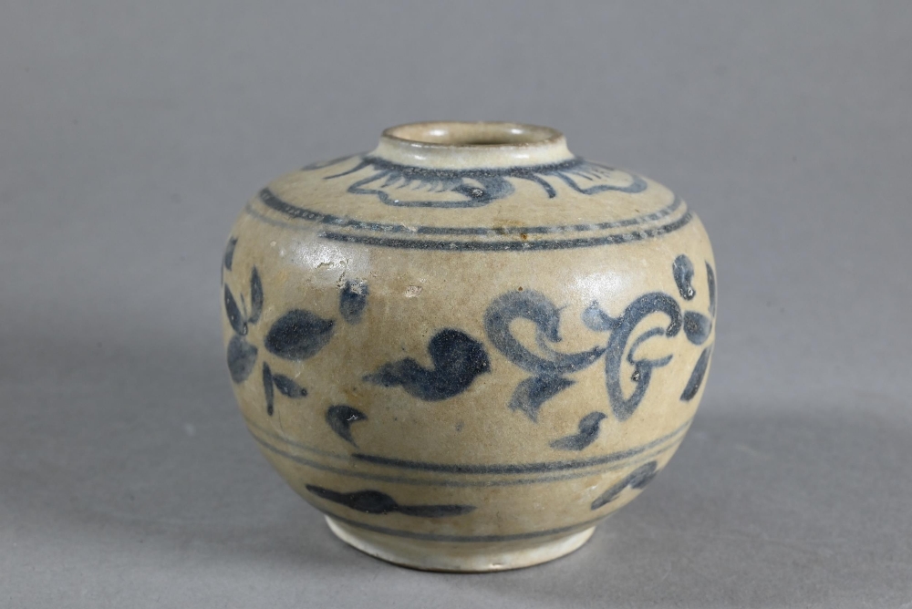 A 15th/16th century Thai Sawankhalok lime box and cover with moulded finial and freely painted - Image 16 of 17