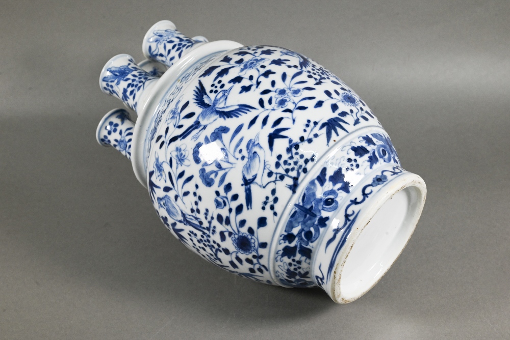 A 19th century Chinese blue and white tulip vase (tulipiere) with seven spouts, painted in tones - Image 7 of 8