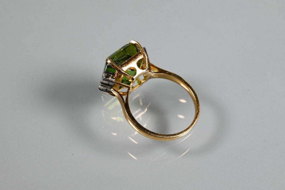 A ring, the square cut green tourmaline with two diamonds to each shoulder, yellow and white metal - Image 3 of 4