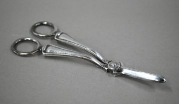 An Edwardian pair of silver grape scissors, Atkin Brothers, Sheffield 1909, 3.5oz