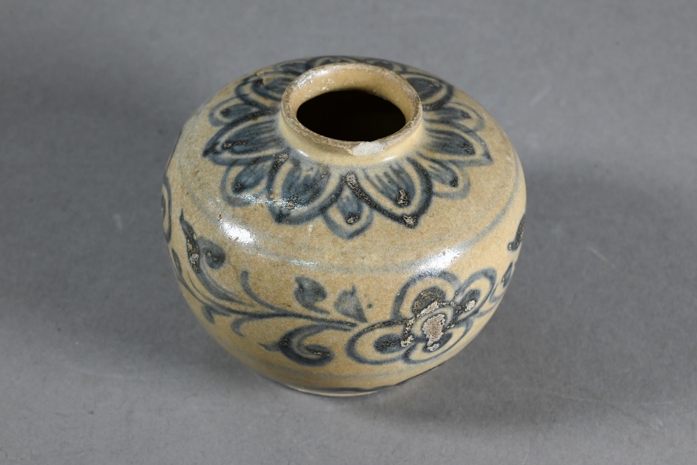 A 15th/16th century Thai Sawankhalok lime box and cover with moulded finial and freely painted - Image 12 of 17