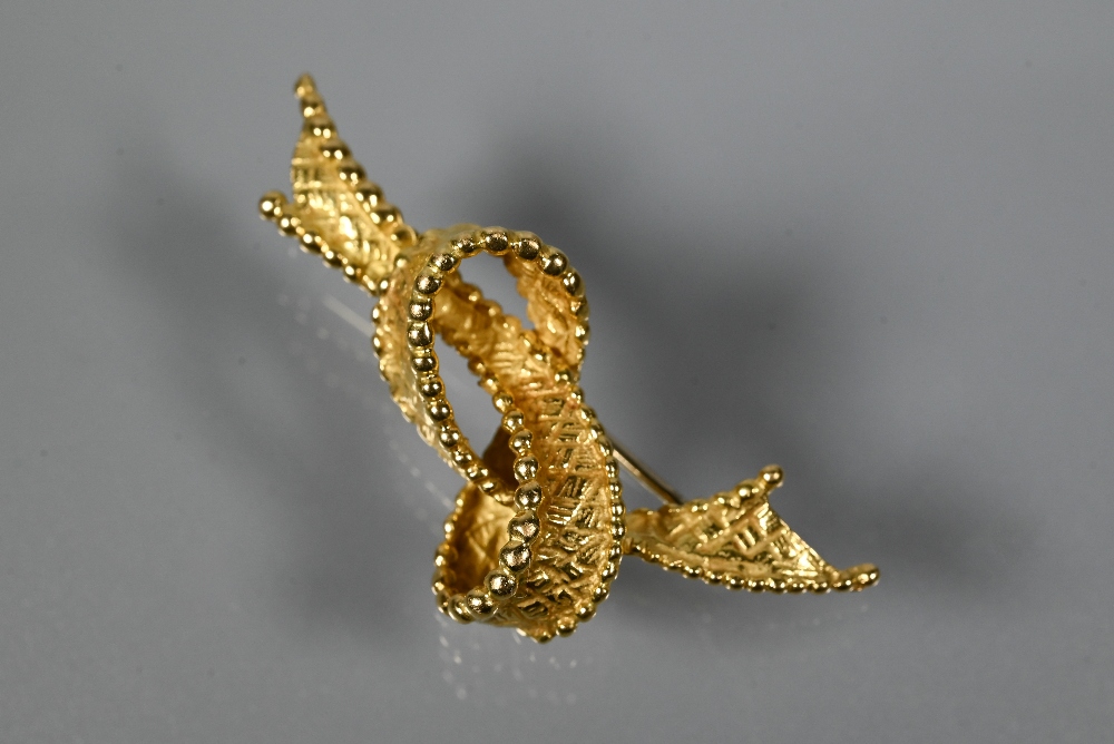 A yellow metal brooch in the form of a loose-knotted ribbon, stamped 750, approx 5.2g 4 cm long - Image 3 of 6