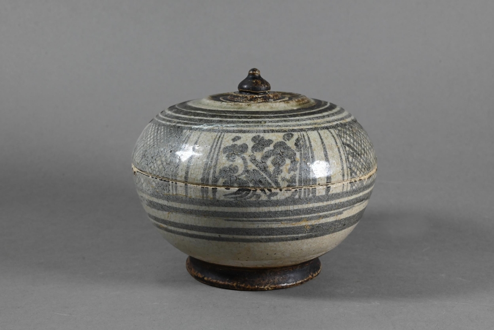 A 15th/16th century Thai Sawankhalok lime box and cover with moulded finial and freely painted - Image 2 of 17