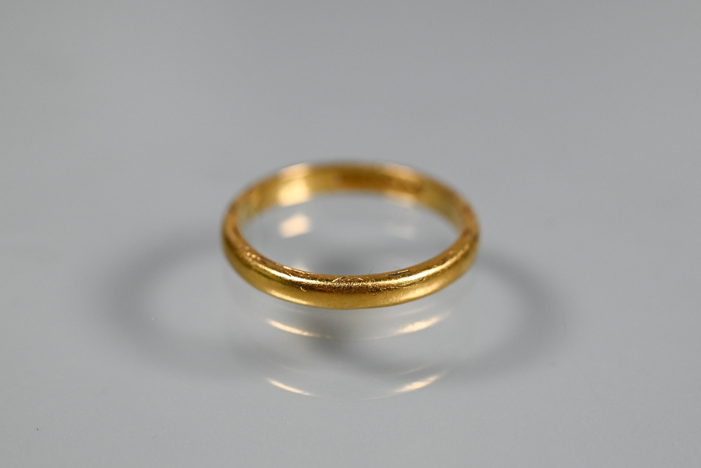 A 22ct yellow gold wedding band with engraved edge, size M, approx 3.2g