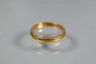 A 22ct yellow gold wedding band with engraved edge, size M, approx 3.2g