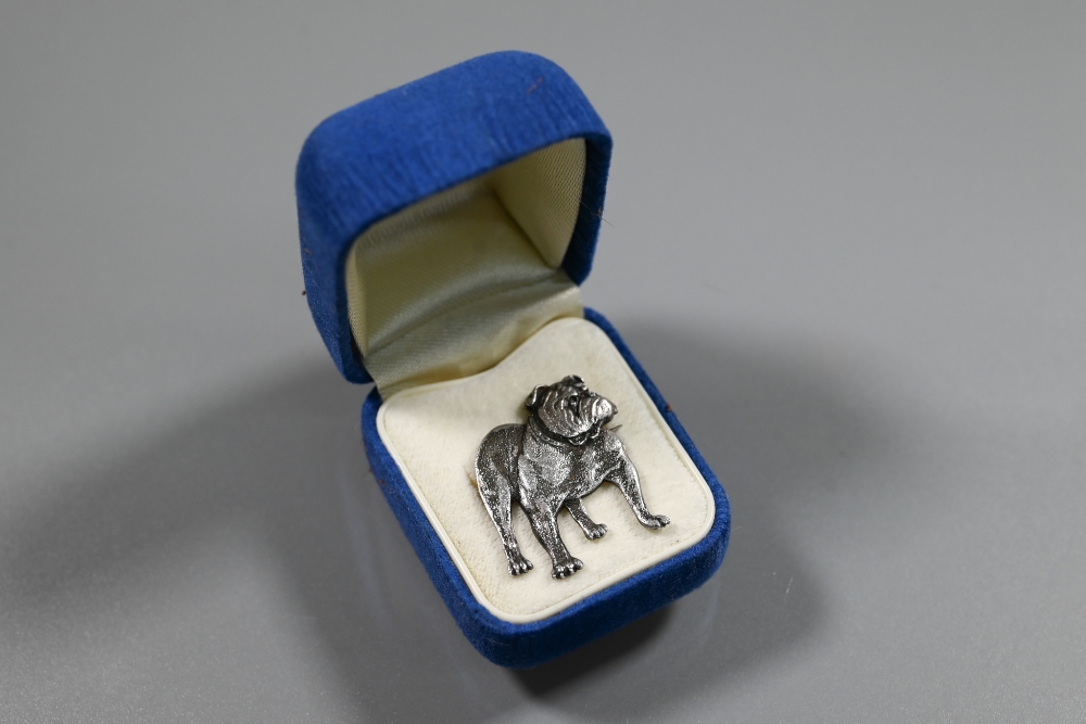 A Sterling silver brooch cast in relief as a standing bulldog, 2.7 x 2.5 cm - Image 2 of 4