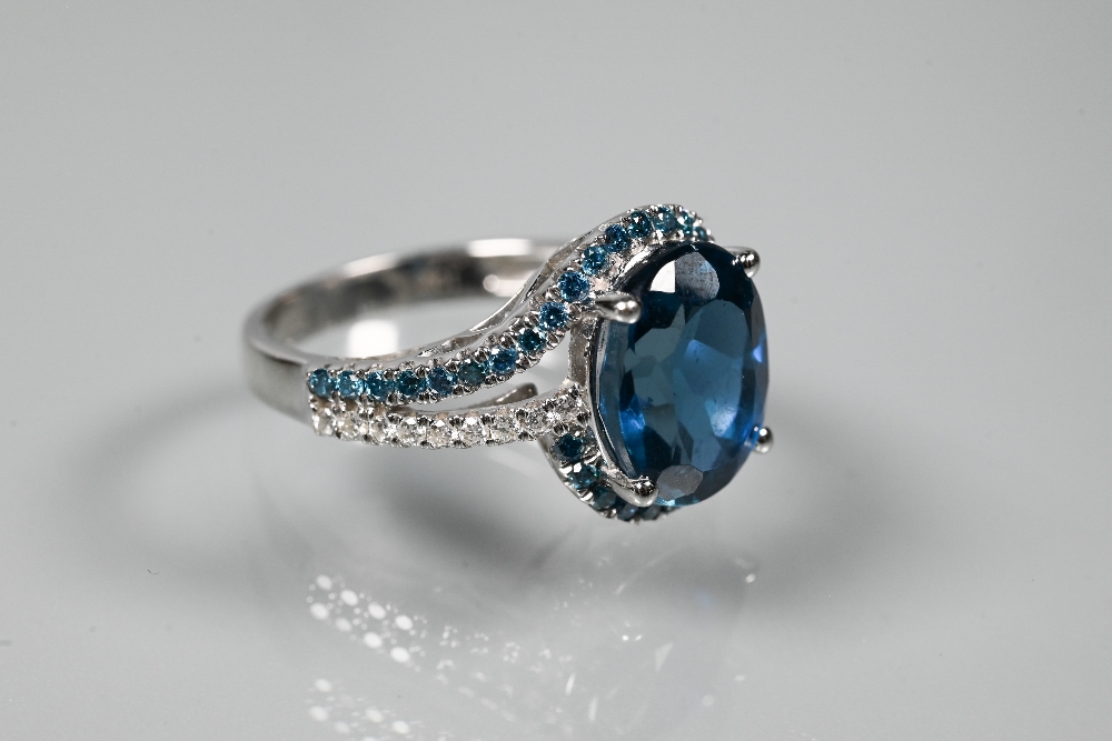 Five various rings, three set blue topaz, one channel set with coloured sapphires, one dark blue - Image 5 of 11