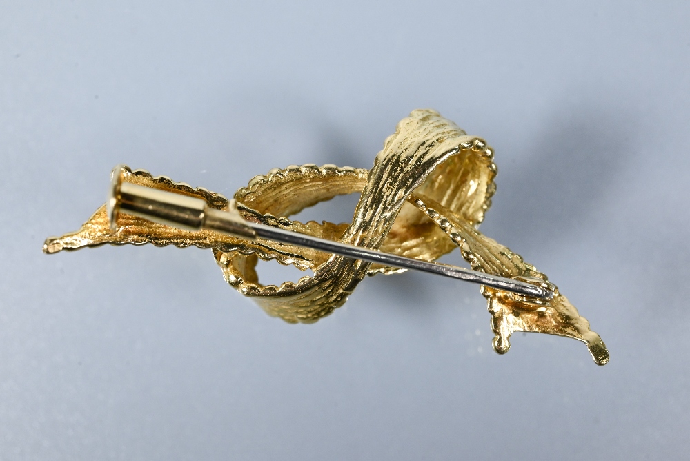 A yellow metal brooch in the form of a loose-knotted ribbon, stamped 750, approx 5.2g 4 cm long - Image 4 of 6