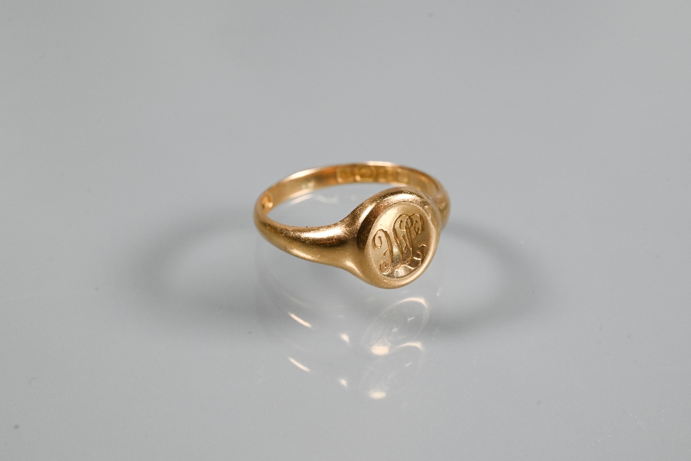 An 18ct yellow gold signet ring, size O, approx 4g; to/w 9ct yellow gold cross pendant, pair of - Image 2 of 6