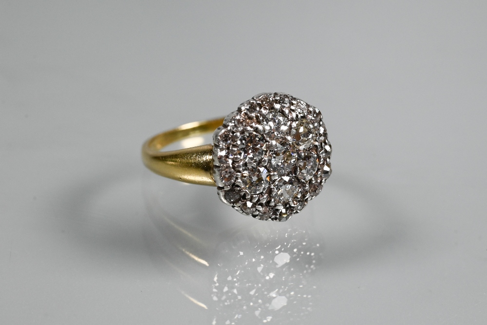 A diamond cluster ring, the central daisy cluster with border around, 18ct yellow and white gold - Image 2 of 5