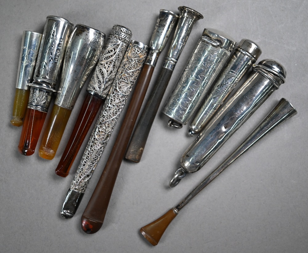 A collection of cheroot/cigarette holders including a 'Jazz Age' telescopic example extending to 104 - Image 2 of 5