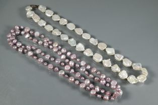 Two Baroque pearl necklaces, one white 50 cm long, the other pink, 45 cm (closed), both knotted