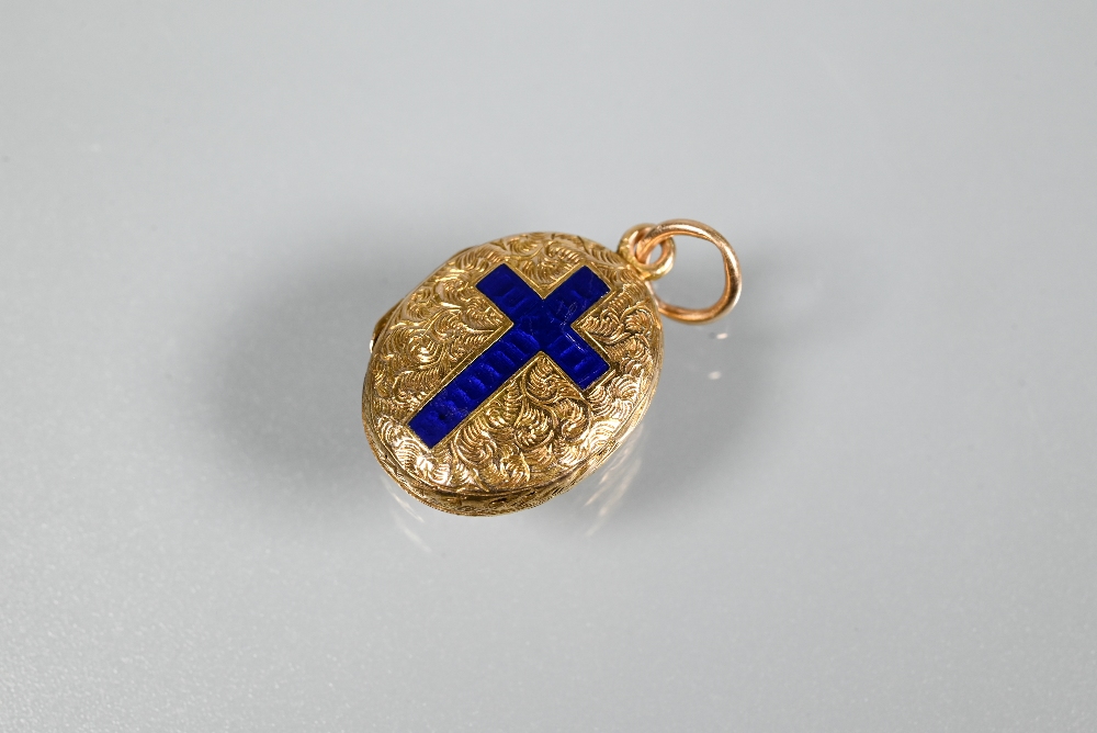 An oval engraved locket with blue enamelled cross to front, unmarked yellow metal, approx 2.9g, - Image 2 of 4