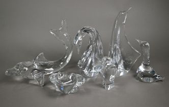 A pair of Daum glass penguins, 23/16 cm high to/w a dolphin, frog and another bird; lot also