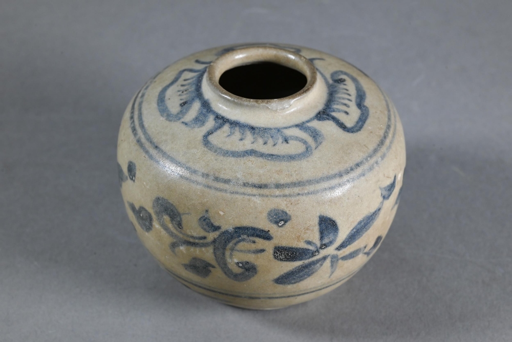 A 15th/16th century Thai Sawankhalok lime box and cover with moulded finial and freely painted - Image 15 of 17