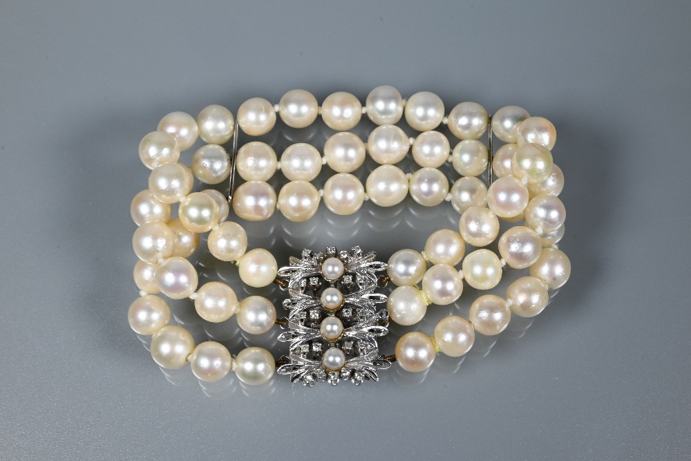 A pearl bracelet, the three-rows of cultured pearls knotted throughout onto fancy white metal set - Image 5 of 5