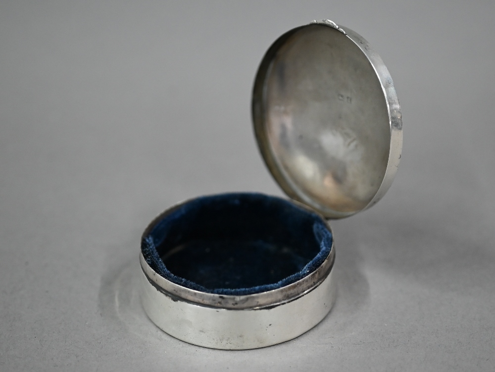 A circular silver ring box, Henry Clifford Davies, Birmingham 1910, 5.8cm diameter