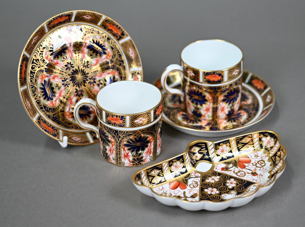 A set of six Royal Crown Derby Imari pattern coffee cans and saucers, 1917, to/w a 22 cm plate 197 - Image 5 of 8