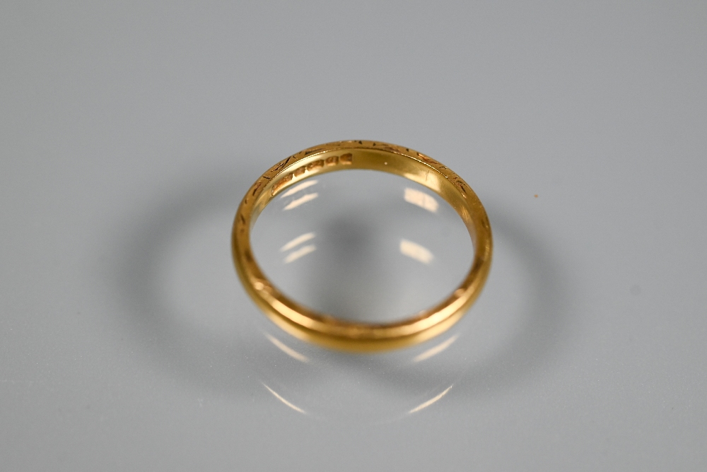 A 22ct yellow gold wedding band with engraved edge, size M, approx 3.2g - Image 3 of 3