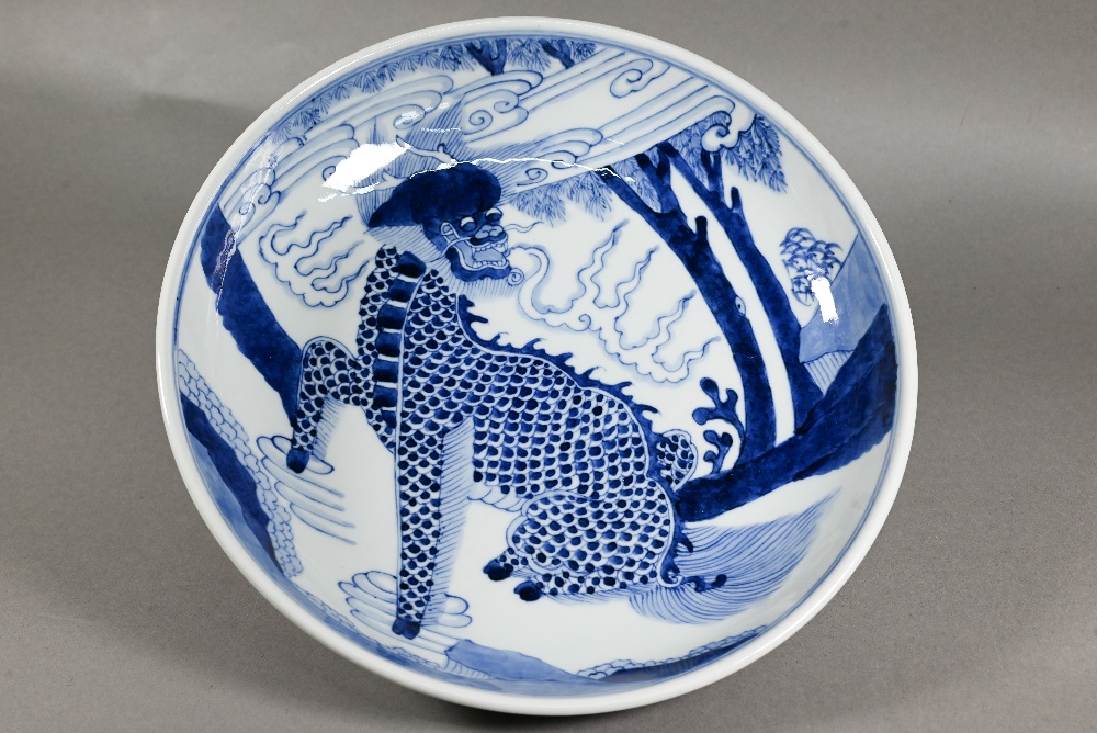 A Chinese transitional style blue and white charger in the mid 17th century manner, painted in - Image 2 of 6