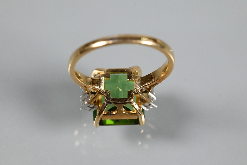 A ring, the square cut green tourmaline with two diamonds to each shoulder, yellow and white metal - Image 4 of 4