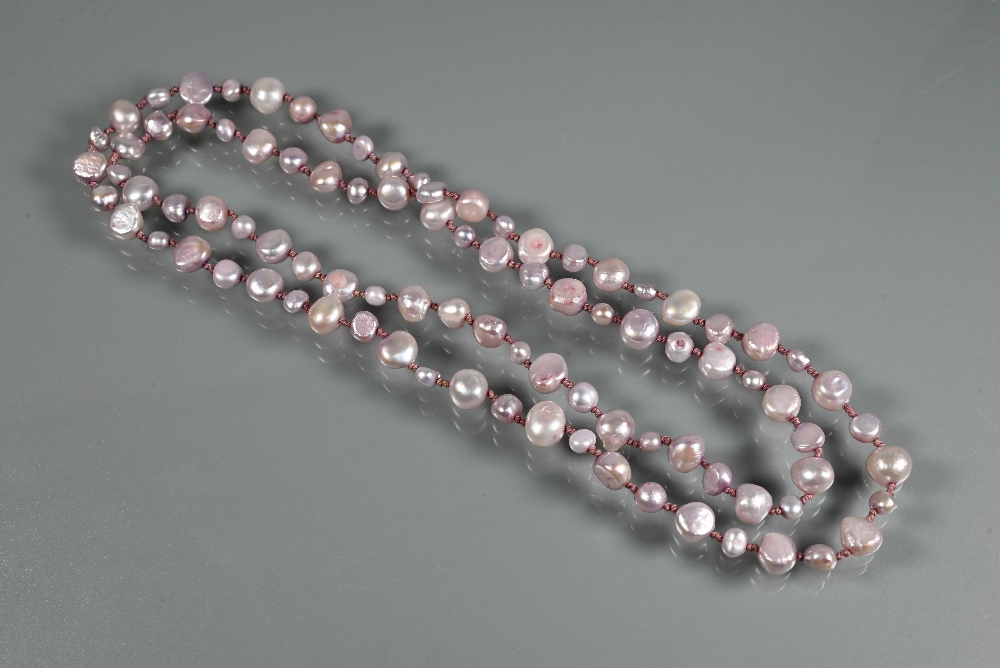 Two Baroque pearl necklaces, one white 50 cm long, the other pink, 45 cm (closed), both knotted - Image 4 of 5