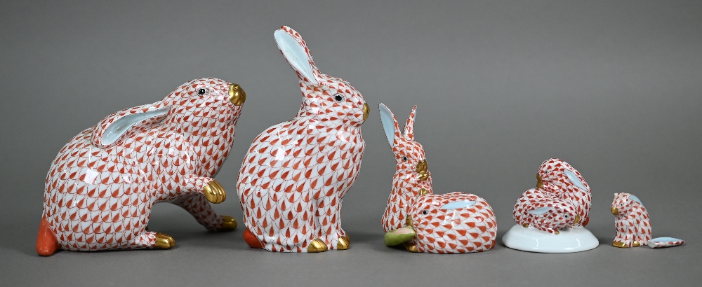 Two Herend (Hungary) red scale rabbits, 11 x 13 cm /14 cm high to/w two small groups of two - Image 3 of 6