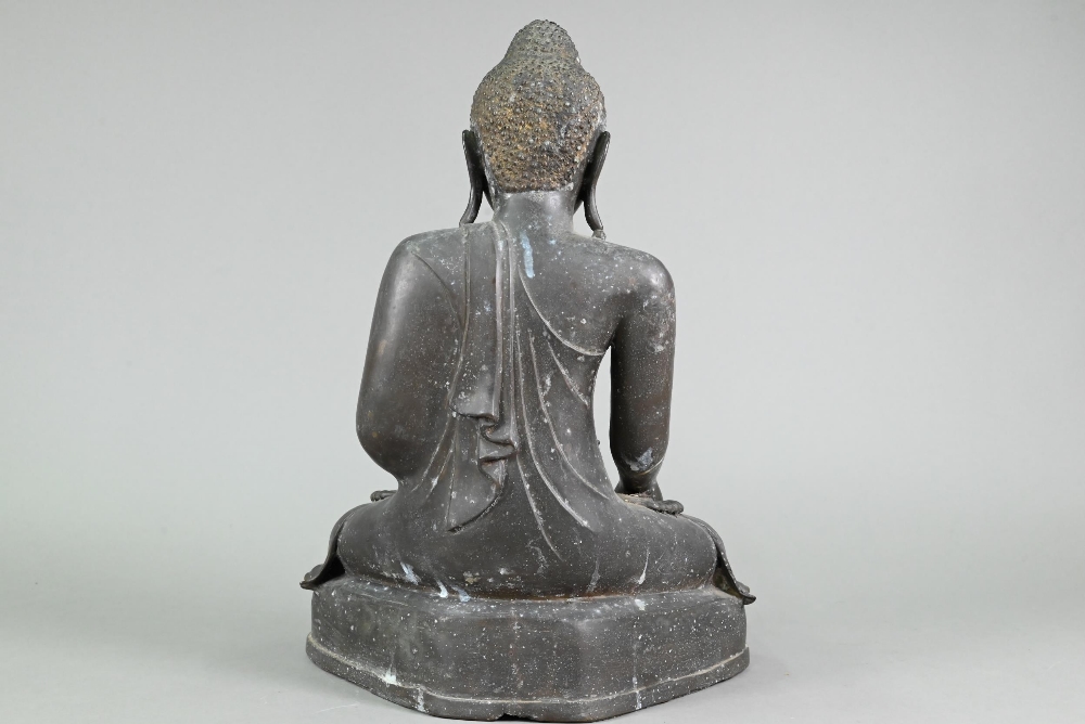 A large 19th century Burmese Mandalay style bronze Shakyamuni Buddha, seated in the lotus position - Image 8 of 12