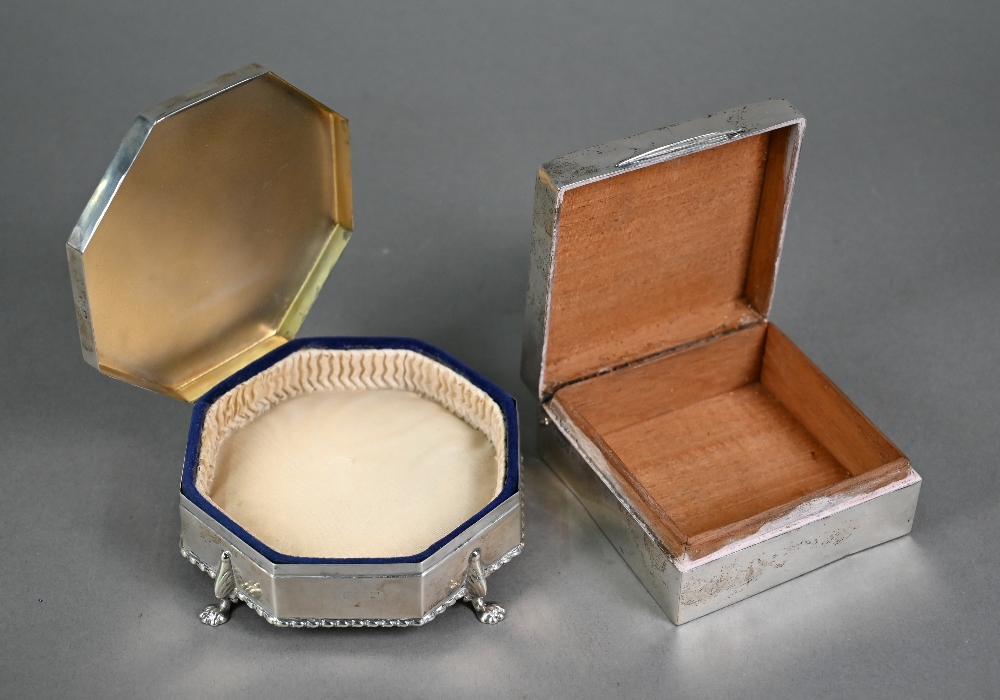 An octagonal silver cufflink box with cream watered silk and blue velvet lining, on winged pad feet, - Image 4 of 4