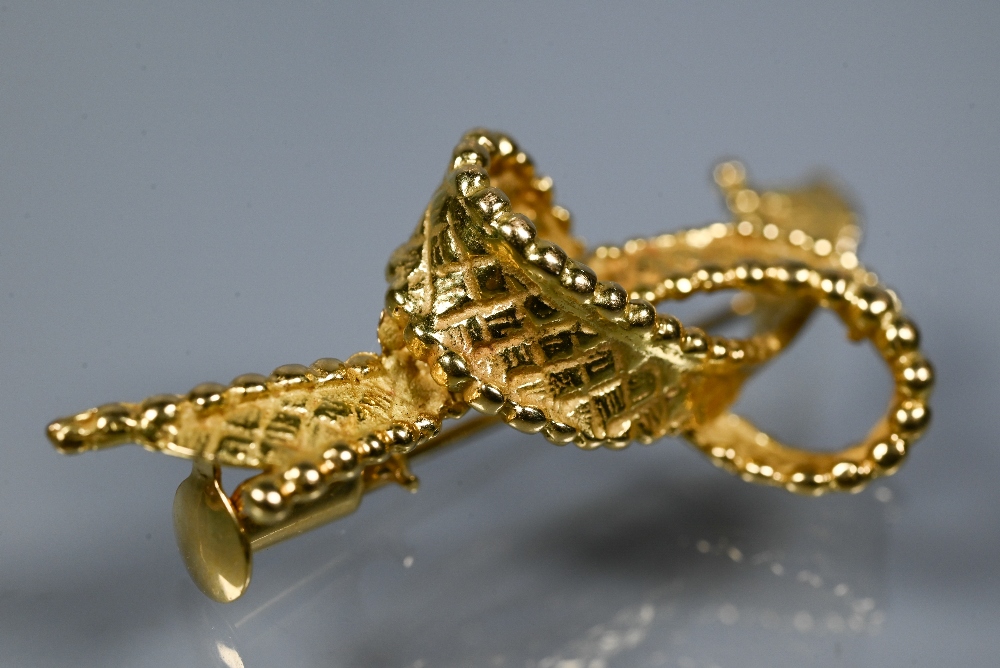 A yellow metal brooch in the form of a loose-knotted ribbon, stamped 750, approx 5.2g 4 cm long - Image 2 of 6