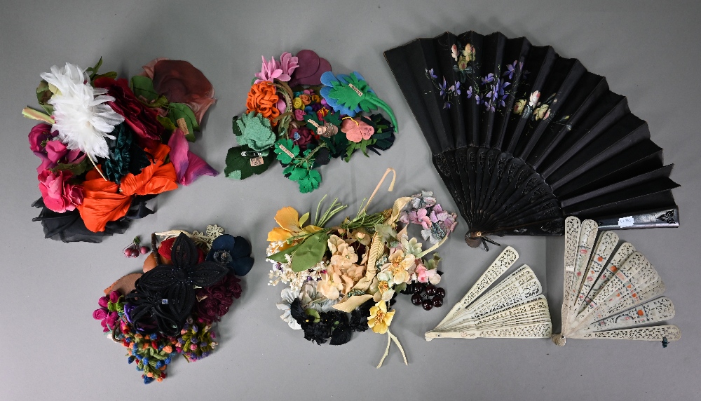 A collection of vintage dress/hat trimmings etc including felt flowers, silk flower corsages, a - Image 2 of 2