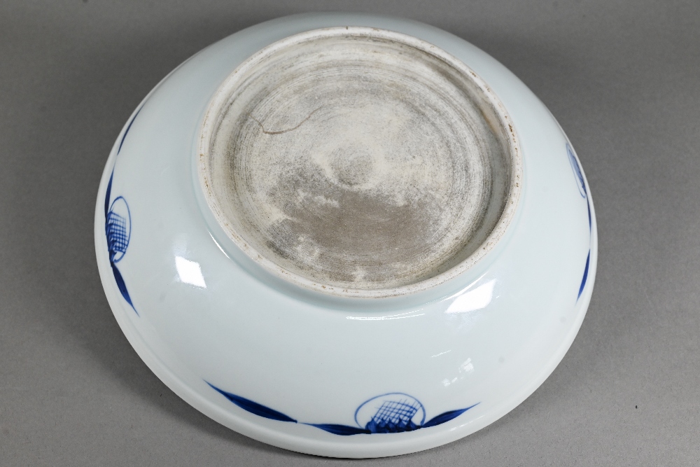A Chinese transitional style blue and white charger in the mid 17th century manner, painted in - Image 4 of 6