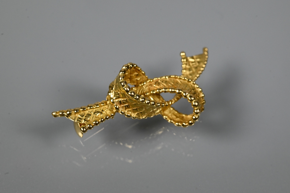 A yellow metal brooch in the form of a loose-knotted ribbon, stamped 750, approx 5.2g 4 cm long