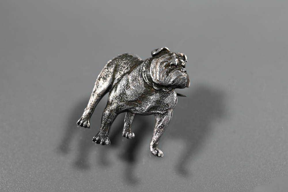 A Sterling silver brooch cast in relief as a standing bulldog, 2.7 x 2.5 cm - Image 3 of 4