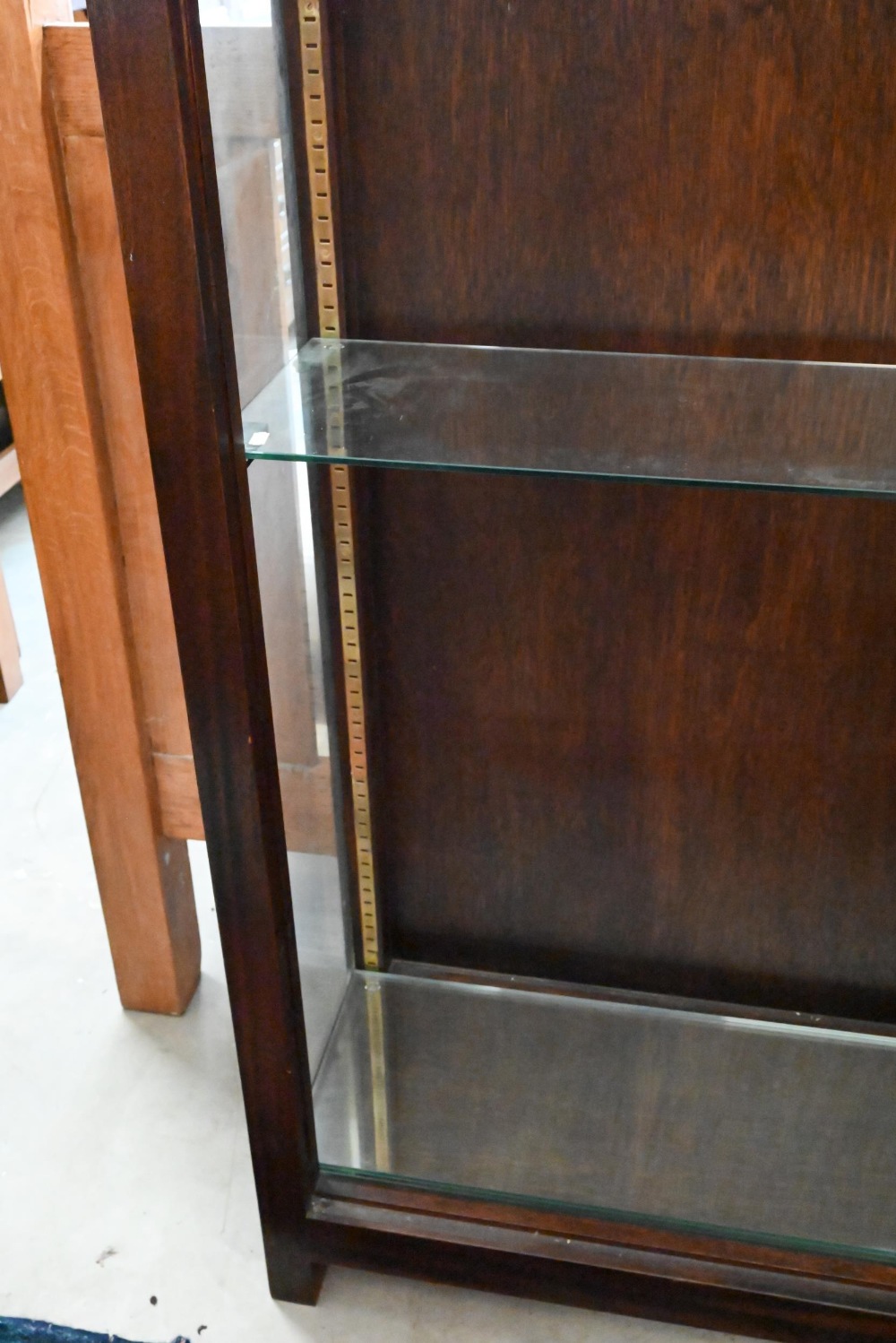 A stained hardwood display cabinet with glazed side panels and four glass shelves (3 lacking - Image 2 of 2