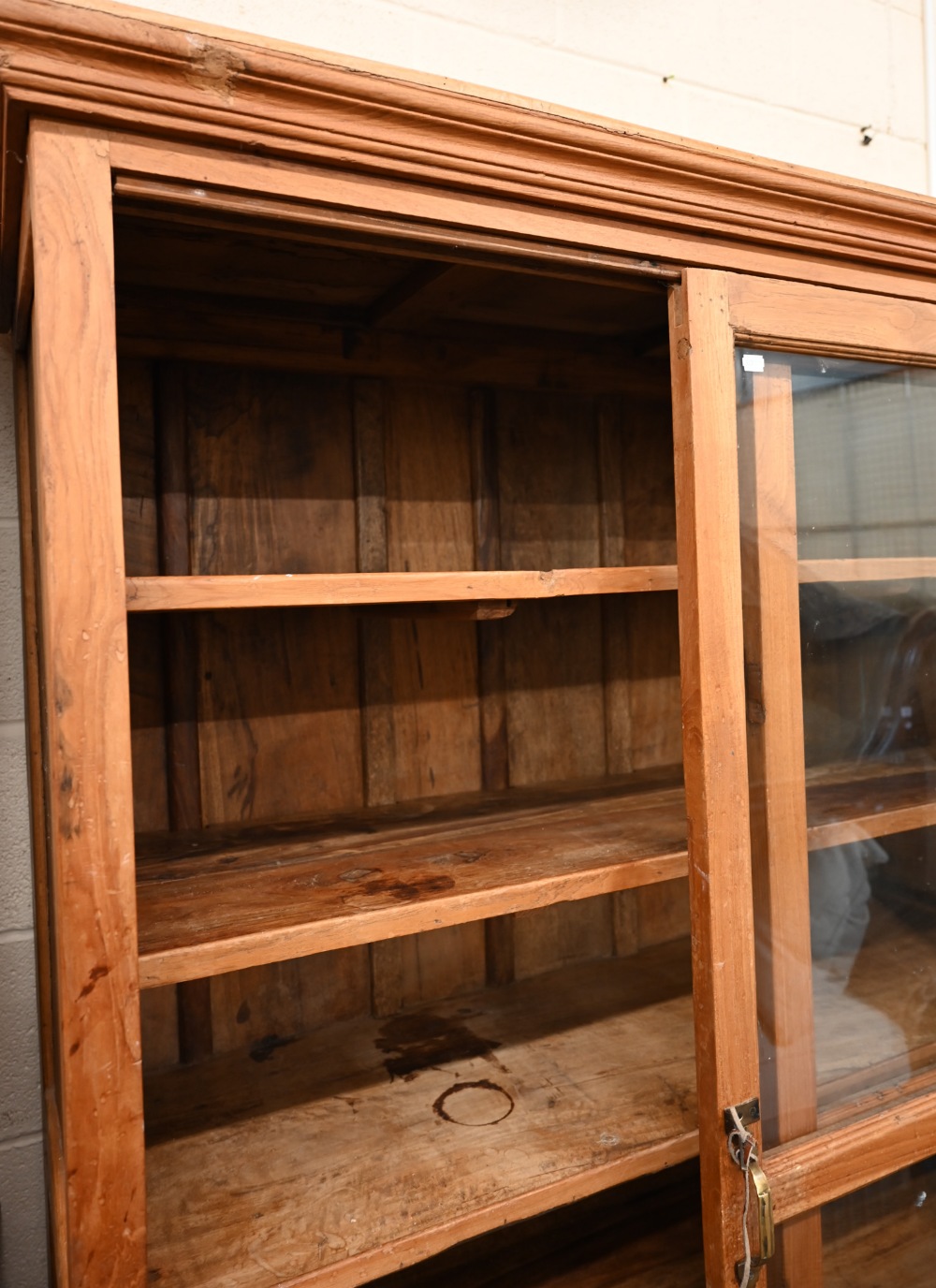 A stained hardwood bookcase with glazed sliding doors enclosing five shelves, 130 cm wide x 55 cm - Image 3 of 3