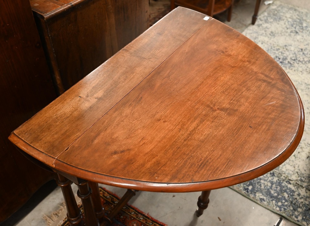 A Victorian mahogany Sutherland table with turned gate-leg action supports - Image 3 of 3
