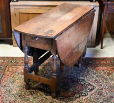 An antique oak gateleg table, 117 cm (140 cm open) x 46 cm x 73 cm h