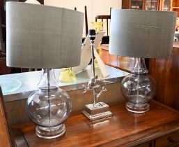 A metal table lamp with birds, to/w a pair of glass lamps with shades (3)