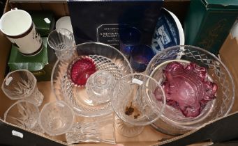 Various glassware and decorative ceramics (box)