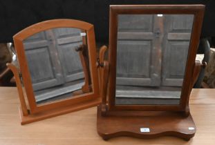 A Victorian mahogany toilet mirror on serpentine base with ball feet, 45 x 20 x 56 cm high to/w