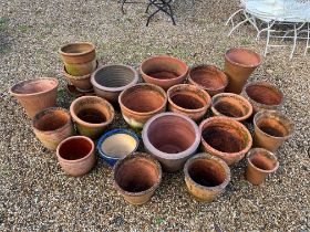 A quantity of mostly terracotta garden planters including two Yorkshire Flowerpots (21)