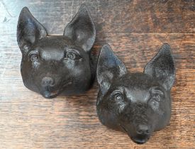 Two cast iron fox's head doorstops, 15 cm (2)