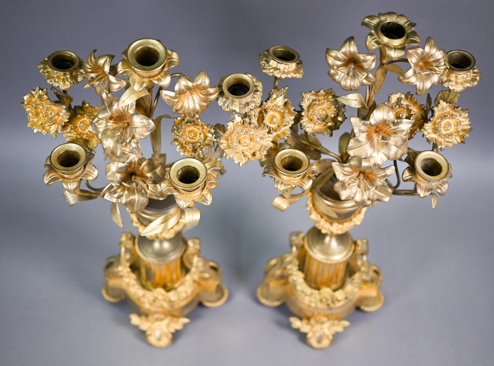 A pair of late 19th century gilt metal five light floral mantel candelabra, 50 cm h (2) - Bild 3 aus 6